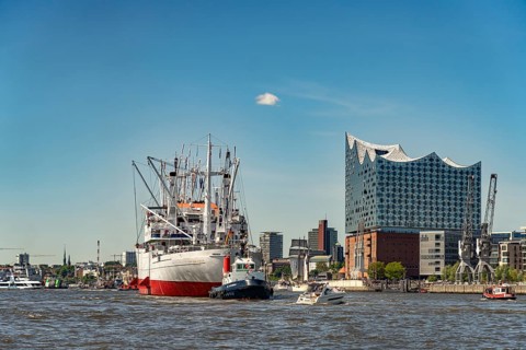 Museum ship Cap San Diego and the Elbe Philharmonic Hall, arrival parade of ships and sailboats at