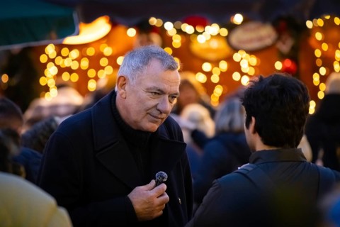 Politician Jan van Aken (Die Linke) visits the Frankfurt Christmas market in the evening,