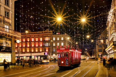 Zurich fairy tale tram on Bahnhofstrasse am Paradeplatz, tram as a fairy tale under the Christmas