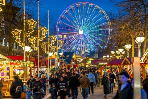 Christmas market in downtown Duisburg, KönigstraÃŸe, Ferris wheel, North Rhine-Westphalia, Germany