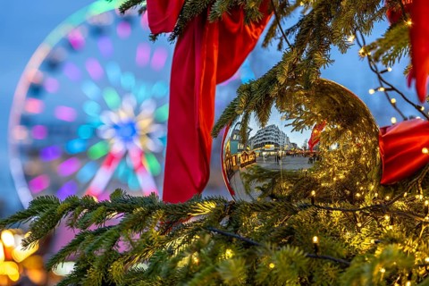 Christmas tree, ball, Christmas market in downtown Duisburg, KönigstraÃŸe, Ferris wheel, North