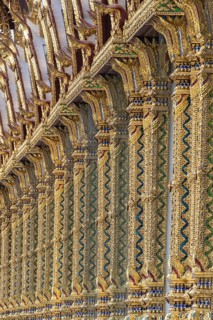 Columns with mosaic decorations (Lai Kranok), also: golden, mosaic-decorated Thai temple columns