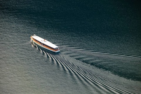 Excursion boat with bow wave at KÃ¶nigssee from above, SchÃ¶nau am KÃ¶nigssee, Berchtesgadener