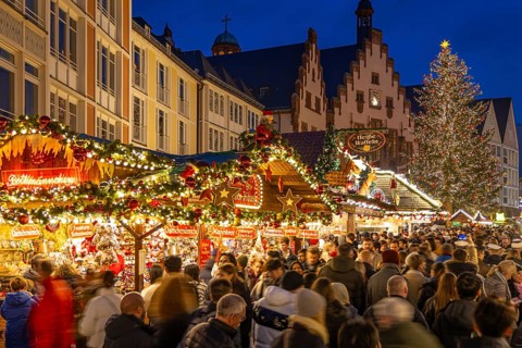 Passers-by stroll through the Christmas market in Frankfurt am Main, Römerberg, Frankfurt am Main,