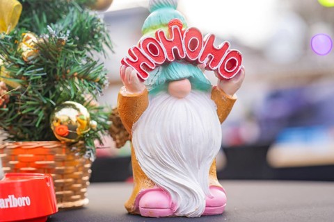 Christmas gnome with 'Ho Ho Ho' sign next to decorated Christmas tree, Sindelfingen, Böblingen