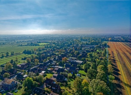 The Hamburg district of FÃ¼nfhausen between autumnal fields in Hamburg's Vierschlanden and