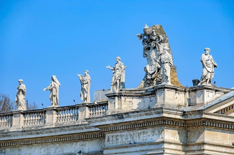 In the right half of the picture, large coat of arms of Pope Alexander VII next to statues of