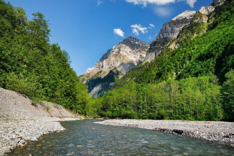 Klön, tributary to Lake Klöntal, GlÃ¤rnisch with Ruchen and Gross Feuerberg in the background,