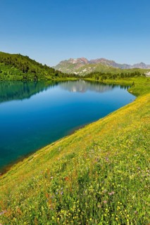 Engstlensee near Engstlenalp with Rothorn and Glogghues in the background, Canton of Bern,