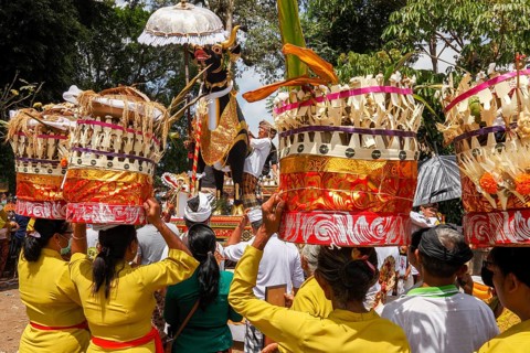 The mortal remains of a deceased person are placed in an animal sarcophagus (wadha) during the