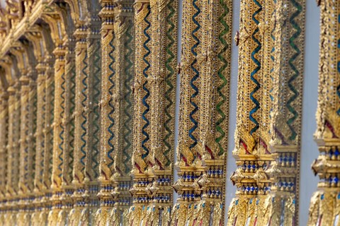 Columns with mosaic decorations (Lai Kranok), also: golden, mosaic-decorated Thai temple columns
