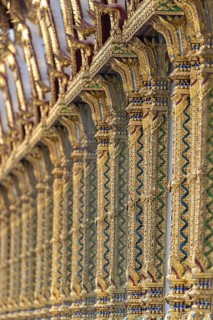 Columns with mosaic decorations (Lai Kranok), also: golden, mosaic-decorated Thai temple columns