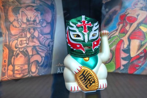Junky punch, this waving cat with Lucha Libre mask beckons luck twice as fast as conventional