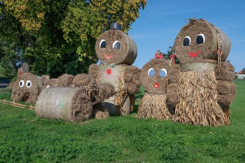 Straw figures for the 25th Thanksgiving on September 13, 2025 in Wedendorf, Mecklenburg-Western