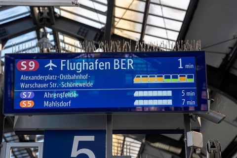 Display board at Zoologischer Garten station, Zoo station, shows the connection and the utilization
