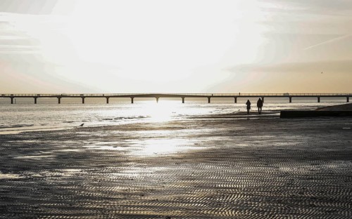 People on the beach at a pier, sunrise, Scharbeutz, 29.11.2025, Scharbeutz, Schleswig-Holstein,