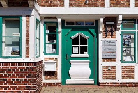 Joachim Ringelnatz Museum, faÃ§ade detail, museum shop, Cuxhaven, Lower Saxony, Germany