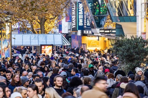 Busy shopping street in Stuttgart. On the first weekend of Advent, visitors flock through the