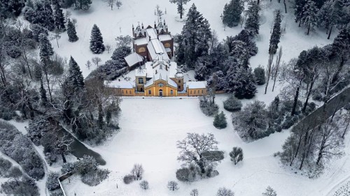 WÃ¶rlitzer Park with view of the Gothic House, winter atmosphere, snow, ice, frost, winter