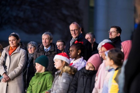 Friedrich Merz (CDU, Federal Chancellor of the Federal Republic of Germany) behind the Vocal Hero