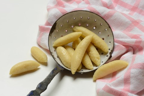 Raw Schupfnudeln in Siebkelle, Nudelsorte, Germany