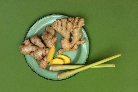 Ginger tubers and lemongrass on plate, Zingiber officinale, Cymbopogon citratus