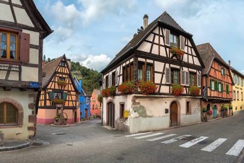Half-timbered houses passing through Niedermorschwihr, Ellsass