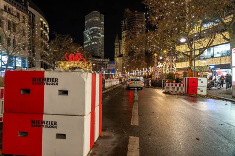 Rampage barriers, vehicle barriers, at the Christmas market on Breitscheidplatz, at the Memorial