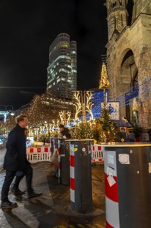 Rampage barriers, vehicle barriers, at the Christmas market on Breitscheidplatz, at the Memorial