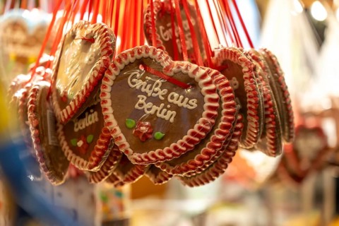 Gingerbread hearts at the Christmas market on Breitscheidplatz, at the Memorial Church, Christmas