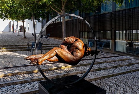 Bronze sculpture Intimidade by R. Timoteo, Cidadele de Cascais artists' farm in the Forte de Nossa