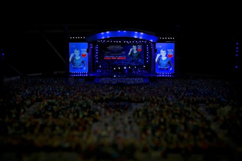 Interior shot, replica of the Helene Fischer benefit concert, play of colors, in favor of A Heart