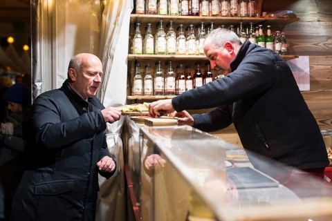 Kai Wegner, Governing Mayor of Berlin, receives sausages at the Zillertaler RÃ¤ucherspreck stand at