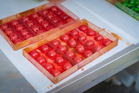 Two trays with red balls are illuminated in a mold, Weihnachtsbacken, Haselstaller Hof, Wildberg,
