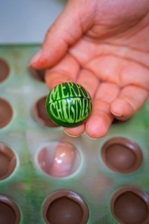 A hand-decorated green ball with Christmas greetings is presented, Weihnachtsbacken, Haselstaller