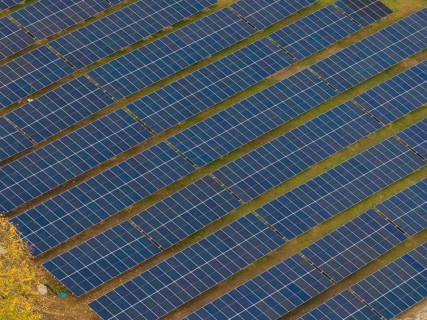 Close and clear view of the solar module rows in a uniform arrangement, Bau PV Freifaechenanlage,