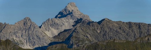 Mountain panorama from the Koblat-HÃ¶henweg on the Nebelhorn across the Obertal with lush green