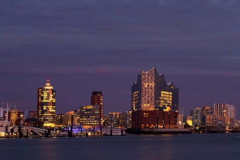 View over the Norderelbe to Elbe Philharmonic Hall, Elphie, Columbus House, Hafencity,
