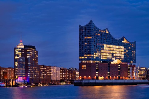 View over the Norderelbe to Elbe Philharmonic Hall, Elphie, Columbus House, Hafencity,
