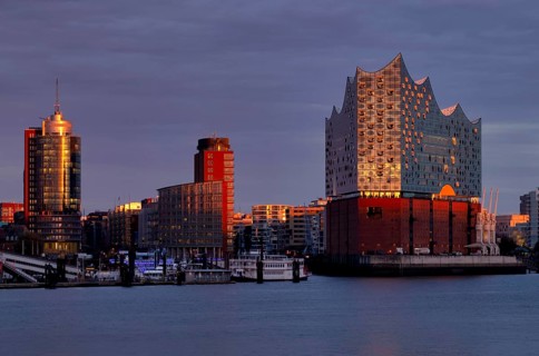 View over the Norderelbe to Elbe Philharmonic Hall, Elphie, Columbus House, Hafencity,