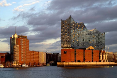 View over the Norderelbe to the Elbe Philharmonic Hall, Elphie, Columbus House, Hafencity,