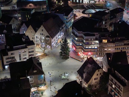 City center at night with illuminated buildings and a Christmas tree in the middle, Nagold, Calw