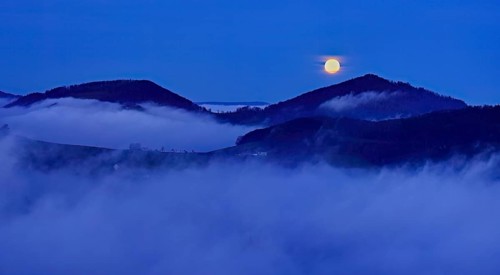 View from the Gisliflue of the Jurassic foothills covered in fog from the left, Asperstrihen,