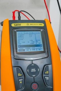 Measurement device shows electrical measurements for solar systems