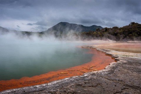 The champagne pool in the Waiotapu geothermal area (Wai-O-Tapu) . Waiotapu, Waikato, North Island,