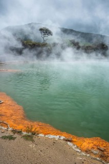 The champagne pool in the Waiotapu geothermal area (Wai-O-Tapu) . Waiotapu, Waikato, North Island,