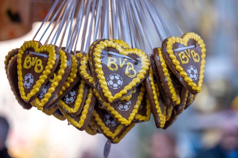 Gingerbread hearts at the Christmas market with the logo of the Bundesliga soccer club BVB 09