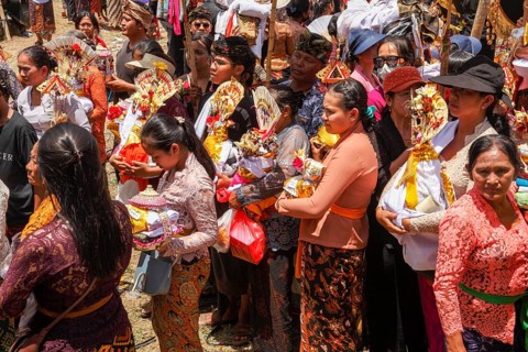 People dressed festively at a cremation ceremony (Ngaben), Ubud, Bali, Indonesia