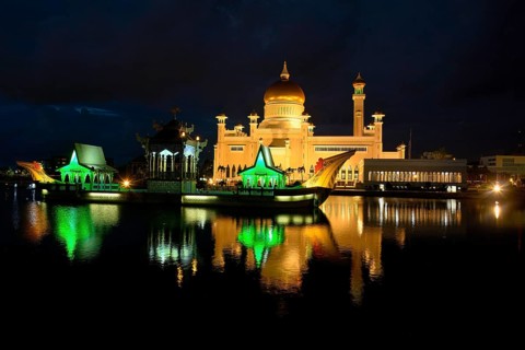 Masjid Omar Ali Saifuddien Mosque and the ceremonial stone barge at night, Bandar Seri Begawan,