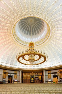 Jame' Asr Hassanil Bolkiah Mosque, Decorated prayer hall with a cupola and majestic chandelier,